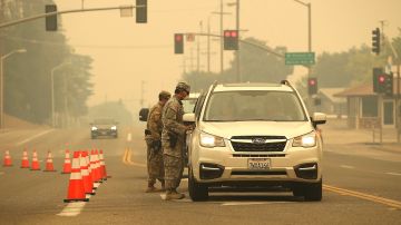Miembros de la Guardia Nacional en un retén en una zona evacuada a causa del incendio Carr. Getty Images