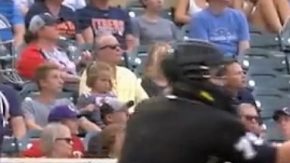 El batflip de Nick Castellanos y la 'atrapada' del umpire.