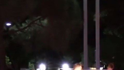 Los agentes del LASD encontraron a la víctima herida y rodeada de cristales rotos.