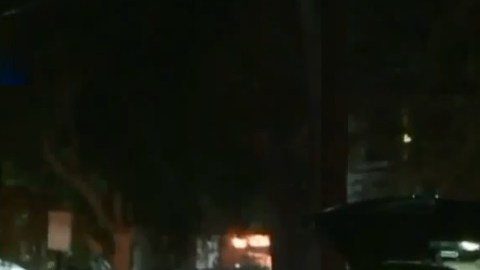 El choque de dos autos afectó a un SUV policial.