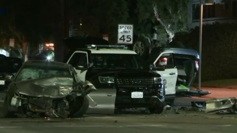 El choque de dos autos afectó a un SUV policial.