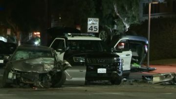 El choque de dos autos afectó a un SUV policial.