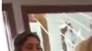 Niña insulta a sacerdote en bautizo