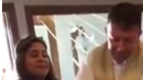 Niña insulta a sacerdote en bautizo