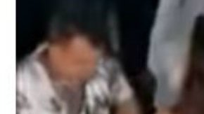 Esposa golpea a marido por bailar con otra