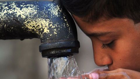 El agua del grifo y los sistemas de filtrado son aun la opción más económica y ambiental.
