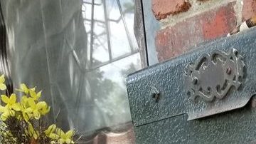 Cualquiera deja una carta en ese buzón.