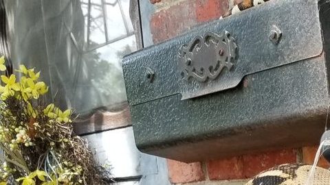 Cualquiera deja una carta en ese buzón.