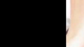 La actriz mexicana Eiza González usa maneras muy creativas para mantener el contacto con sus fans.