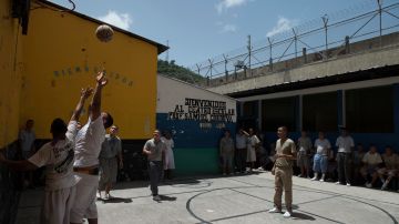 Antiguos miembros de pandillas juegan baloncesto en la prisión de San Francisco Gotera, donde el programa "Yo Cambio" los prepara para reintegrarse a la sociedad.