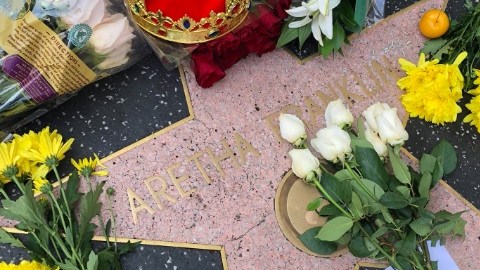 La estrella de Aretha fue rodeada de flores.