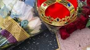 La estrella de Aretha fue rodeada de flores.