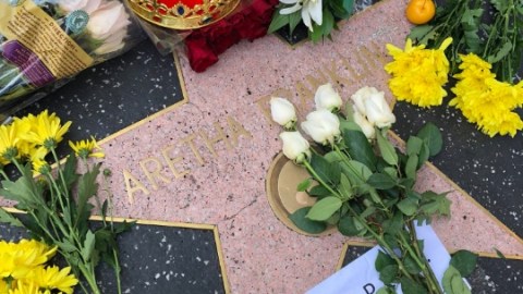 La estrella de Aretha fue rodeada de flores.