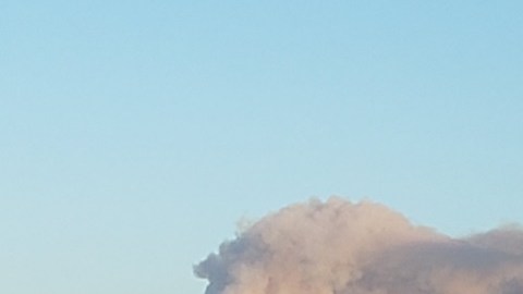 El humo aterroriza barrios vecinales.
