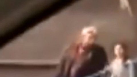 Niña pide que le regresen su mercancía.