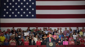 En Ohio, el presidente Trump presumió la "ola roja" en la elección intermedia.