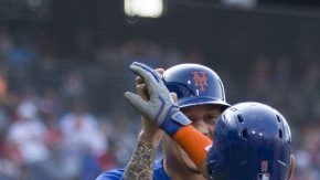Los jugadores de los Mets de New York celebran un grand slam de José Bautista ante Philadelphia,. (Foto: Mitchell Leff/Getty Images)
