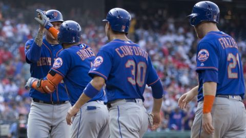 Los jugadores de los Mets de New York celebran un grand slam de José Bautista ante Philadelphia,. (Foto: Mitchell Leff/Getty Images)