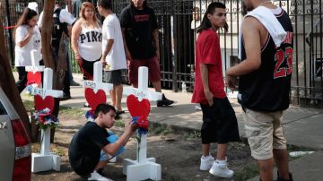 Vecinos ubicaron cruces en el sitio de la tragedia. Getty Images