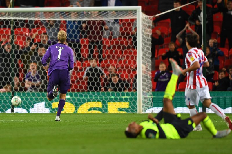 En el césped yace el holandés Juninho Bacuna del Huddersfield Town tras un autogol en el juego ante Stoke City.  (Foto: Gareth Copley/Getty Images)