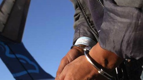 El oficial de ICE aceptó sobornos de un ex concejal y un abogado de inmigración