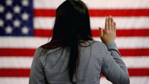 Yea Ji Sea tomó juramento hoy en una ceremonia de naturalización en Los Ángeles