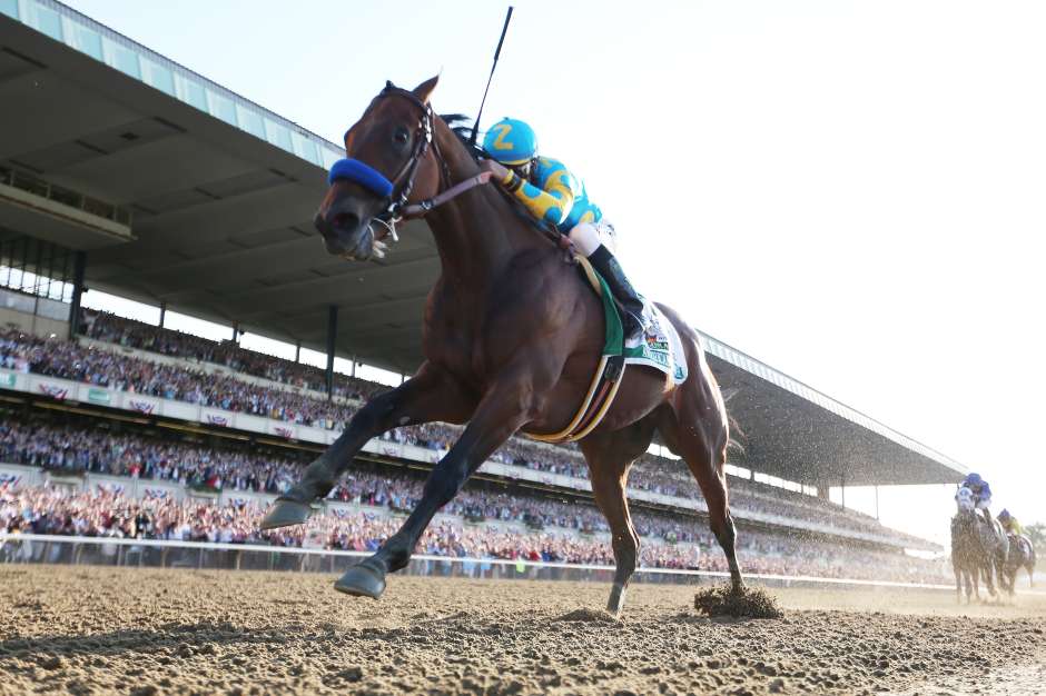 Espinoza al ganar la Triple Corona de 2015 en Belmont Park, NY.