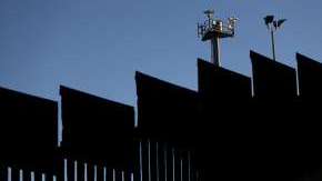Cámaras de vigilancia en la valla fronteriza entre México y EEUU.