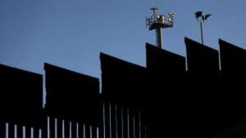 Cámaras de vigilancia en la valla fronteriza entre México y EEUU.