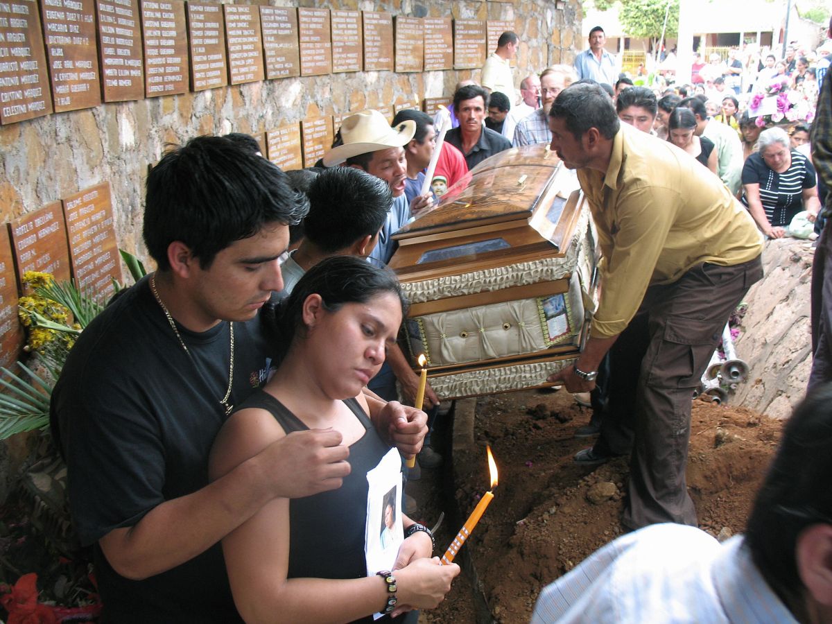 Familiares de Rufina Amaya durante su funeral el 9 de marzo de 2007 en El Mozote.