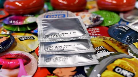 Los condones no deben reusarse ni lavarse.