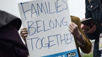 Activistas exigen la reunificación de familias separadas.