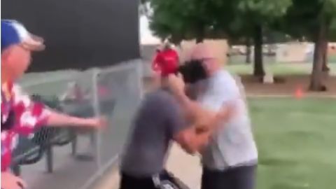 El padre de un niño y su entrenador se dieron de puñetazos en un partido de béisbol