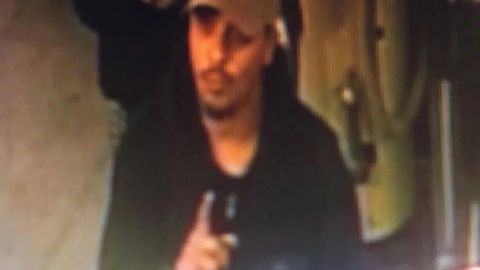 El sospechoso es un hombre hispano cercano a los 30.