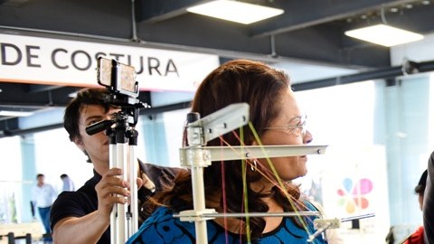 Graco Ramírez en uno de los días de la entrega de máquinas a mujeres costureras.