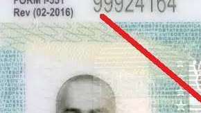 Miles de inmigrantes podrían perder su "green card".