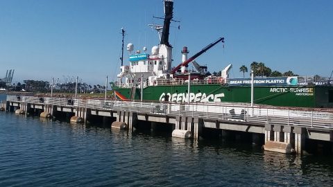 El Arctic Sunrise en el Pine Avenue Pier.