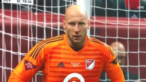 Brad Guzan, reporteando y jugando al mismo tiempo en el MLS All Star.