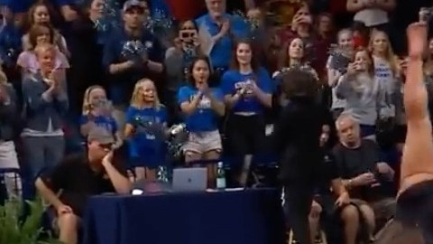 Rutina de suelo de la gimnasta Katelyn Ohashi.