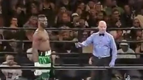 Insólita pelea de box acabó antes de comenzar.