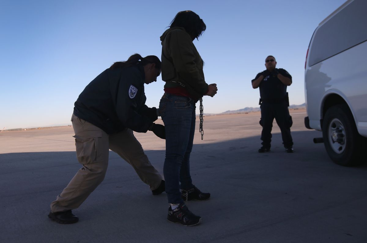 Agente de ICE revisa a una mujer originaria de Honduras, antes de deportarla a San Pedro Sula. 