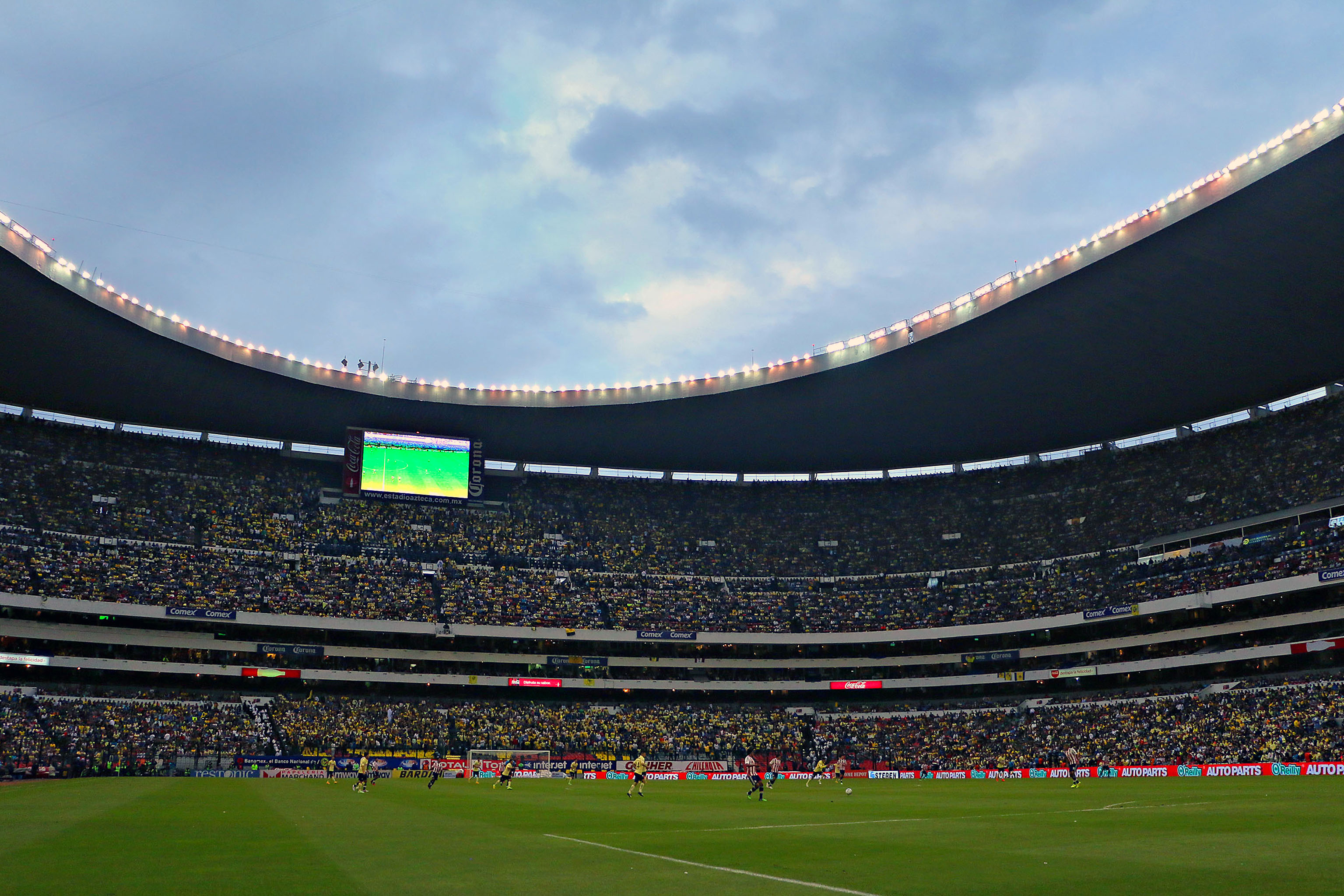 A la cancha del estadio Azteca se le colocó pasto híbrido