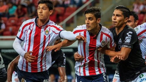 Los jugadores chivas Angel Zaldivar y Josecarlos Van Rankin. (Foto: Imago7/Eckart Müllen)