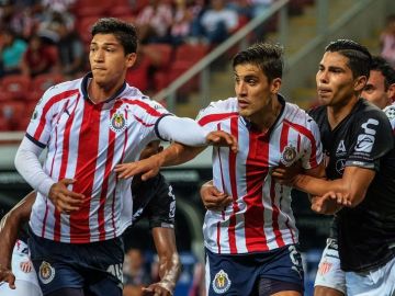 Los jugadores chivas Angel Zaldivar y Josecarlos Van Rankin. (Foto: Imago7/Eckart Müllen)