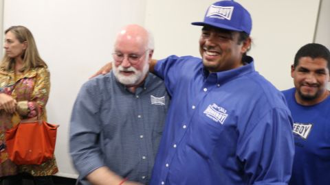 El padre jesuita Gregory Boyle, fundador de Homeboy Industries (izquierda).