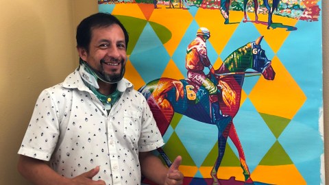 Víctor Espinoza se recupera de fractura de cuello en su casa de Del Mar, California.
