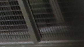 Un guardia traslada a un inmigrante detenido en una cárcel privada de California.