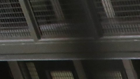 Un guardia traslada a un inmigrante detenido en una cárcel privada de California.