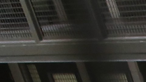 Un guardia traslada a un inmigrante detenido en una cárcel privada de California.