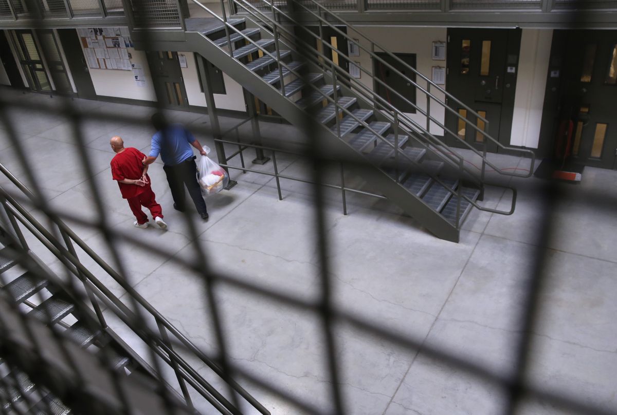 Un guardia traslada a un inmigrante detenido en una cárcel de California. 